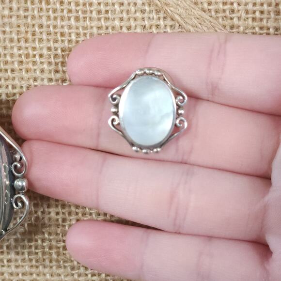 Elegant Vintage Mother-of-Pearl Jewelry Set, Silver Brooch & Matching Earrings - Picture 9 of 10